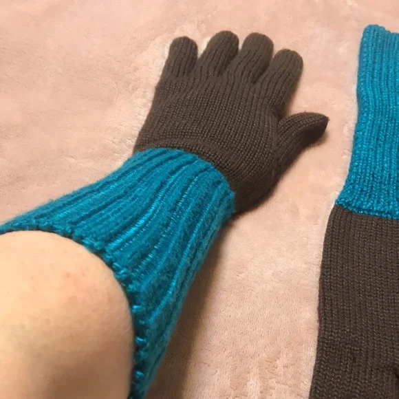 Women’s Knit Style Two/Toned colored Gloves/Final Price - Picture 9 of 9